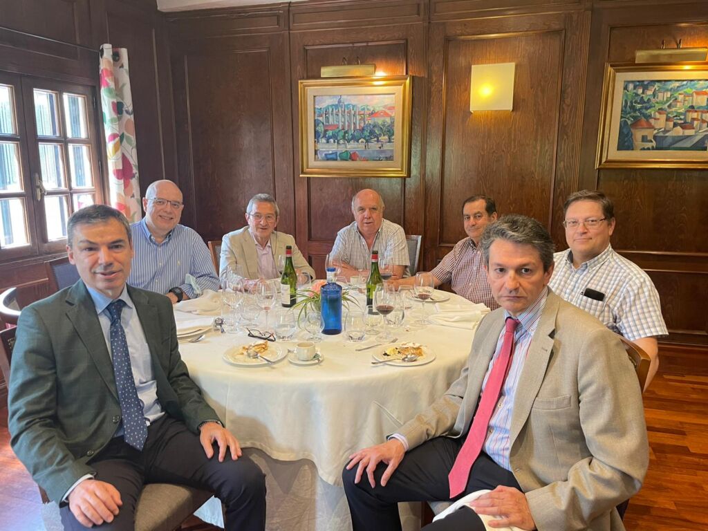 Mesa 2. Junta de AICAPE y compañeros